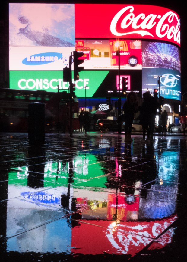 Iconic london picaddilly circus._